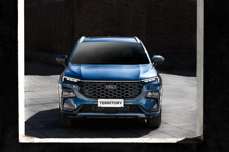 Ford Territory 2023 hay Ford Equator Sport sở hữu thiết kế mới hấp dẫn với đèn pha đặt thấp. Đèn LED ban ngày nối liền với nhau. Ford Territory 2023 sở hữu kích thước DxRxC lần lượt: 4.630 x 1.935 x 1.706mm, đi cùng với chiều dài cơ sở 2.726mm.