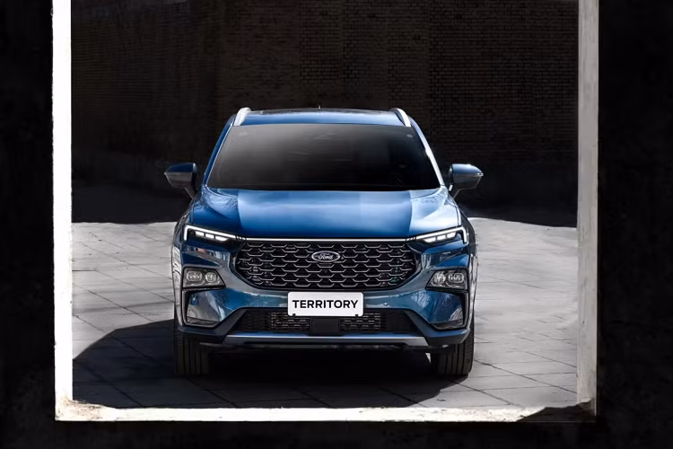 Ford Territory 2023 hay Ford Equator Sport sở hữu thiết kế mới hấp dẫn với đèn pha đặt thấp. Đèn LED ban ngày nối liền với nhau. Ford Territory 2023 sở hữu kích thước DxRxC lần lượt: 4.630 x 1.935 x 1.706mm, đi cùng với chiều dài cơ sở 2.726mm.