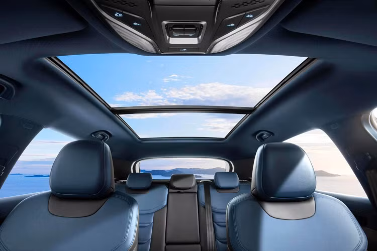 Nội thất Ford Territory 2023 mang thiết kế hiện đại với vô lăng 3 chấu tích hợp nhiều phím chức năng. Trang bị cặp màn hình kép bao gồm màn hình cảm ứng và hỗ trợ lái kỹ thuật kích thước 12.3 inch. Ghế ngồi bọc da chỉnh điện, cần số điện tử kiểu núm xoay, trang bị cửa sổ trời toàn cảnh.