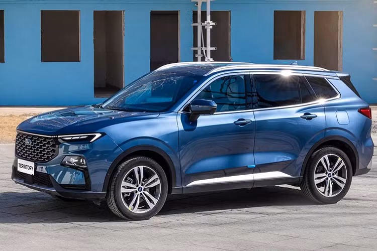 Ford Territory 2023 tại Campuchia sẽ thay thế cho Ford Territory thế hệ cũ. Tương tự Territory thế hệ cũ, Territory 2023 hoàn toàn mới cũng là mẫu xe hợp tác giữa hãng xe Mỹ và Jiangling Motors.