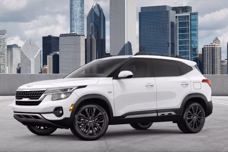 Kia Seltos 2023 bản GT-Line: Vành hợp kim 18 inch. Đèn pha LED. Dải đèn LED định vị ban ngày. Đèn sương mù trước dạng LED. Đèn hậu LED. Lưới tản nhiệt màu đen bóng. Ốp ngoại thất màu bạc satin. Cần gạt nước tự động. Cảm biến đá cốp. Cửa sổ trời có thể lật nghiêng/trượt. Ghế bọc giả da Premium