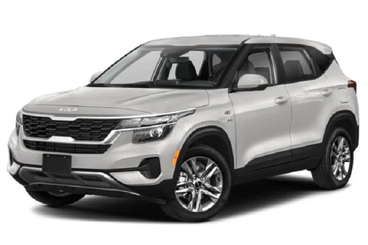 Kia Seltos 2023 bản Sport: Vành hợp kim 17 inch. Đèn sương mù trước dạng Halogen. Kính lái/kính cửa trước cản nhiệt. Màn hình cảm ứng trung tâm 10,25 inch. hỗ trợ Apple CarPlay/Android Auto có dây, hệ thống định vị vệ tinh và radio kỹ thuật số DAB. Vô lăng và cần số bọc giả da. Điều hòa tự động. Cửa kính một chạm bên ghế lái