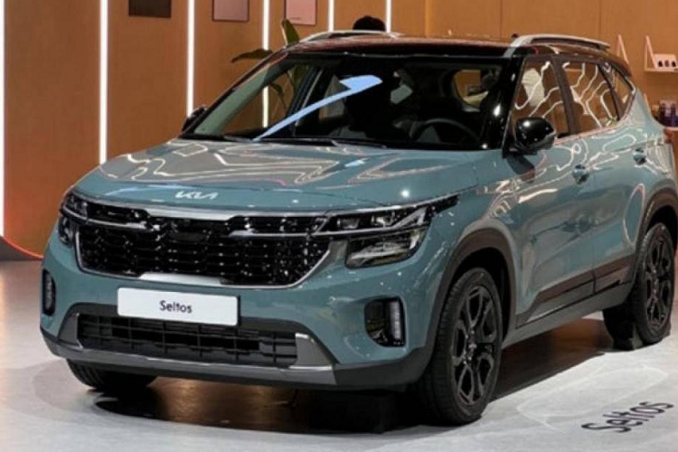 Kia Seltos 2023 bản S: Vành hợp kim 16 inch. Đèn pha Halogen. Đèn định vị ban ngày Halogen. Lưới tản nhiệt màu đen nhám. Gương chiếu hậu gập chỉnh điện. Cửa sổ chỉnh điện. Màn hình cảm ứng trung tâm 8 inch. hỗ trợ Apple CarPlay không dây. Android Auto không dây hoặc có dây. Bảng đồng hồ với màn hình đa thông tin 4,2 inch. Hệ thống âm thanh 6 loa