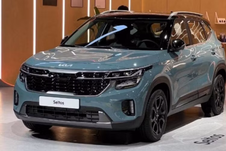 Kia Seltos 2023 bản S: Vành hợp kim 16 inch. Đèn pha Halogen. Đèn định vị ban ngày Halogen. Lưới tản nhiệt màu đen nhám. Gương chiếu hậu gập chỉnh điện. Cửa sổ chỉnh điện. Màn hình cảm ứng trung tâm 8 inch. hỗ trợ Apple CarPlay không dây. Android Auto không dây hoặc có dây. Bảng đồng hồ với màn hình đa thông tin 4,2 inch. Hệ thống âm thanh 6 loa