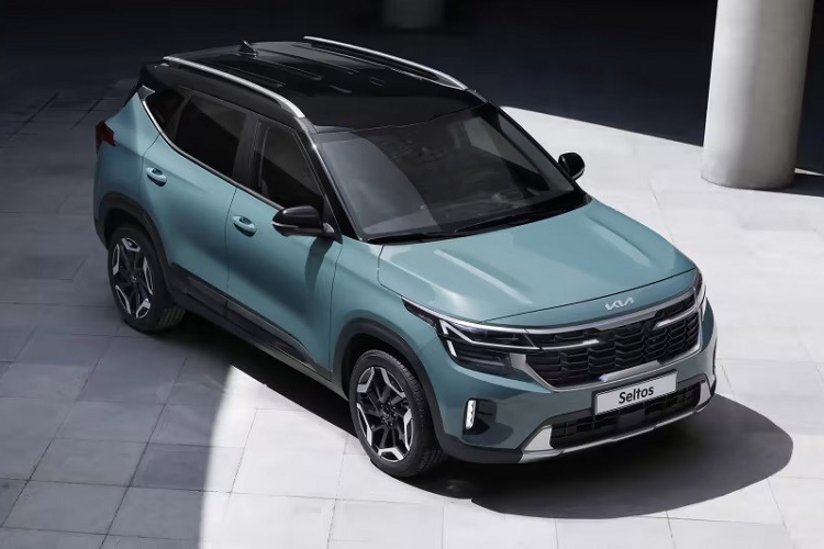 Mẫu SUV hạng B này có thêm những trang bị an toàn tiêu chuẩn như hệ thống cảnh báo điểm mù, cảnh báo phương tiện cắt ngang khi lùi, nhận biết biển báo giao thông và cảm biến đỗ xe phía trước. Tuy nhiên, Kia Seltos 2023 ở thị trường Úc không có camera 360 độ và tính năng đỗ xe từ xa như xe tại Hàn Quốc.