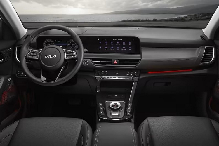 Trong khi đó, 2 bản Sport+ và GT-Line có thể dùng động cơ tùy chọn là máy xăng 4 xi-lanh, tăng áp, dung tích 1.6L với công suất tối đa 198 mã lực cùng mô-men xoắn cực đại 265 Nm. Động cơ này mạnh hơn trước 21 mã lực đồng thời kết hợp với hộp số tự động 8 cấp mới thay cho loại tự động ly hợp kép 7 cấp cũ.