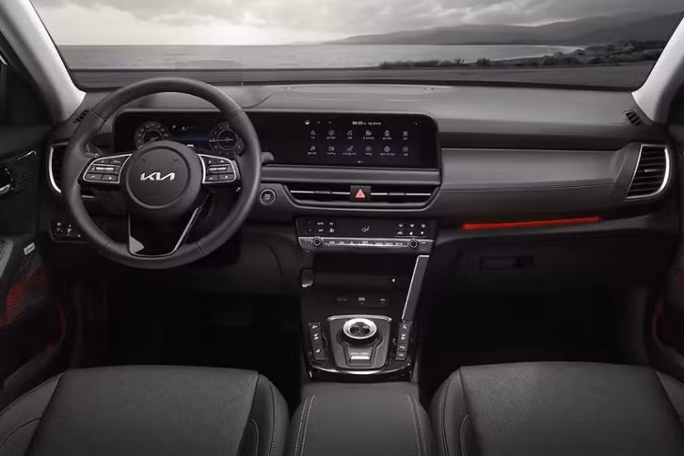 Trong khi đó, 2 bản Sport+ và GT-Line có thể dùng động cơ tùy chọn là máy xăng 4 xi-lanh, tăng áp, dung tích 1.6L với công suất tối đa 198 mã lực cùng mô-men xoắn cực đại 265 Nm. Động cơ này mạnh hơn trước 21 mã lực đồng thời kết hợp với hộp số tự động 8 cấp mới thay cho loại tự động ly hợp kép 7 cấp cũ.