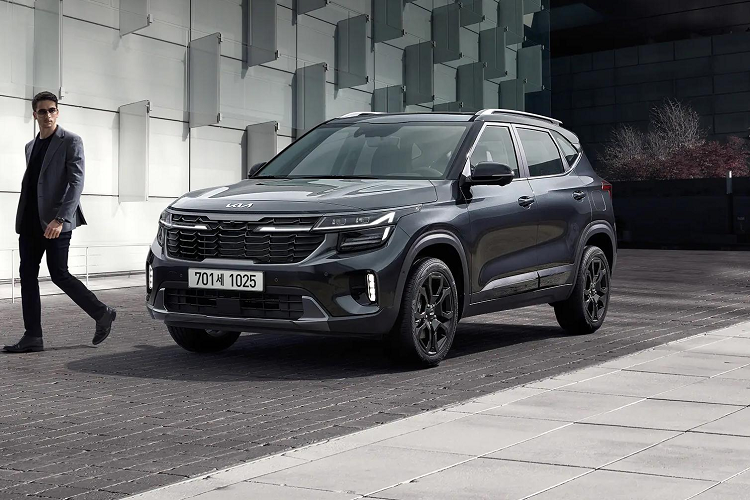 Kia Seltos 2023 bản Sport+: Sấy gương chiếu hậu. Kính màu tối riêng tư phía sau. Chìa khóa thông minh và khởi động nút bấm. Ghế bọc da pha nỉPhanh tay điện tử. Bệ tì tay trung tâm ở hàng ghế trước có thể trượt lên/xuống. Bệ tì tay hàng ghế sau tích hợp ngăn đựng cốc. Đèn LED nội thất