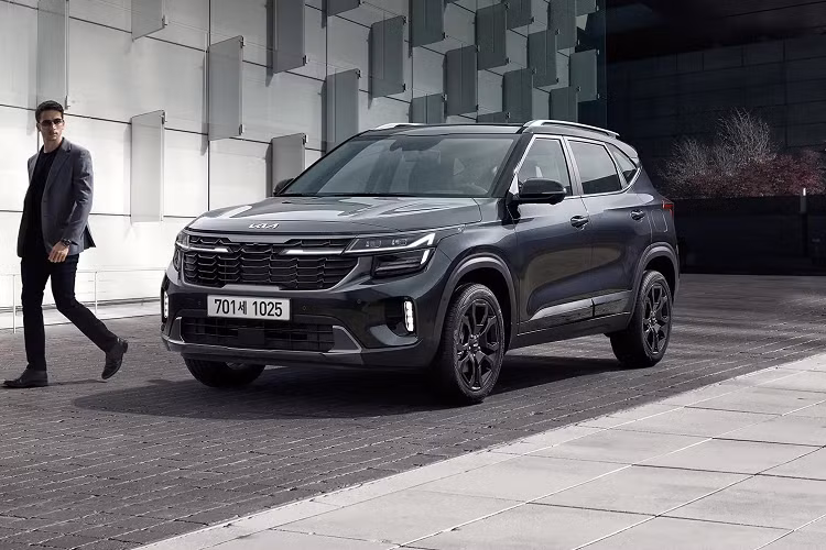 Kia Seltos 2023 bản Sport+: Sấy gương chiếu hậu. Kính màu tối riêng tư phía sau. Chìa khóa thông minh và khởi động nút bấm. Ghế bọc da pha nỉPhanh tay điện tử. Bệ tì tay trung tâm ở hàng ghế trước có thể trượt lên/xuống. Bệ tì tay hàng ghế sau tích hợp ngăn đựng cốc. Đèn LED nội thất