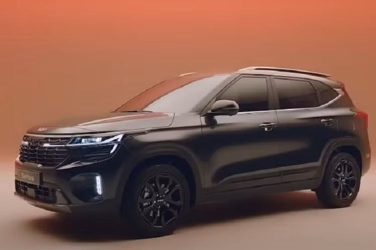 Ghế lái chỉnh điện 10 hướng, nhớ 2 vị trí. Ghế phụ lái chỉnh điện 8 hướng. Ghế trước sưởi/thông hơi. Vô lăng D-cut và có sưởi. Màn hình hiển thị thông tin kính lái. Đèn viền thay đổi màu theo tâm trạng. Sạc điện thoại thông minh không dây. Hệ thống âm thanh Bose 8 loa