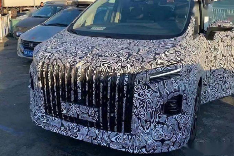 Theo kế hoạch của thương hiệu Hồng Kỳ, mẫu MPV này sẽ được sản xuất thử vào ngày 30/1 năm nay. Đến ngày 30/6/2022, hãng Hồng Kỳ sẽ đưa xe lên dây chuyền sản xuất đại trà. Giá xe MPV Hồng Kỳ này hiện vẫn được giữ kín. Trong khi đó, giá dự đoán của xe dao động từ 300.000 - 400.000 Nhân dân tệ (khoảng 1,05 - 1,4 tỷ đồng).