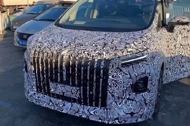 Theo kế hoạch của thương hiệu Hồng Kỳ, mẫu MPV này sẽ được sản xuất thử vào ngày 30/1 năm nay. Đến ngày 30/6/2022, hãng Hồng Kỳ sẽ đưa xe lên dây chuyền sản xuất đại trà. Giá xe MPV Hồng Kỳ này hiện vẫn được giữ kín. Trong khi đó, giá dự đoán của xe dao động từ 300.000 - 400.000 Nhân dân tệ (khoảng 1,05 - 1,4 tỷ đồng).