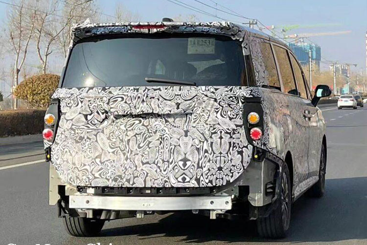 Có được thành công kể trên là nhờ việc Hồng Kỳ liên tục ra mắt những mẫu xe mới mang kiểu dáng sedan và SUV với thiết kế cũng như trang bị sang trọng. Không dừng ở đó, trong thời gian tới, thương hiệu Trung Quốc này còn lên kế hoạch tung ra một mẫu xe MPV hoàn toàn mới. Những hình ảnh chụp mẫu xe này trên đường thử đã hé lộ điều đó.