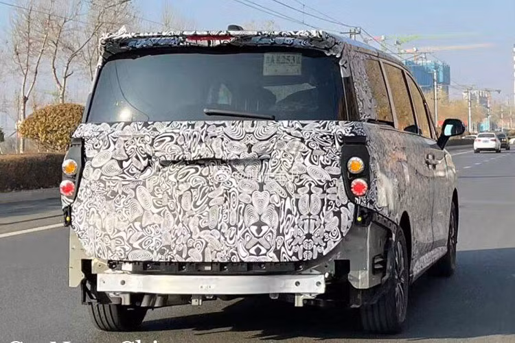 Có được thành công kể trên là nhờ việc Hồng Kỳ liên tục ra mắt những mẫu xe mới mang kiểu dáng sedan và SUV với thiết kế cũng như trang bị sang trọng. Không dừng ở đó, trong thời gian tới, thương hiệu Trung Quốc này còn lên kế hoạch tung ra một mẫu xe MPV hoàn toàn mới. Những hình ảnh chụp mẫu xe này trên đường thử đã hé lộ điều đó.