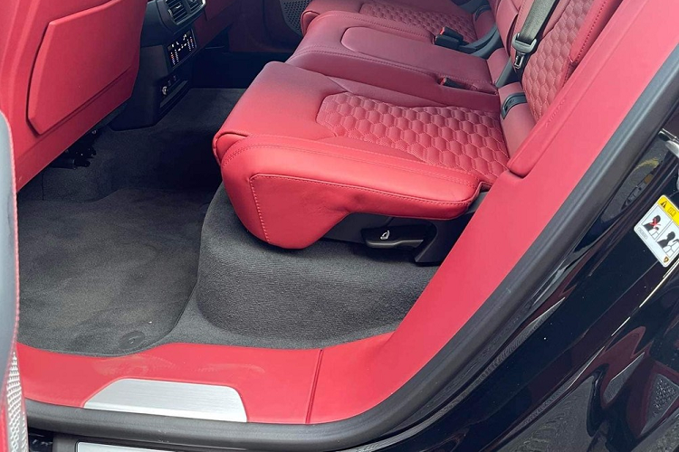 Được biết, hãng siêu xe Lamborghini cung cấp cho khách hàng 4 kiểu da bọc nội thất khác nhau bao gồm da Unicolor, da Sportivo, da Elegante, da Alcantara và Alcantara Sportivo. Những loại da này còn đi kèm lựa chọn các màu sắc khác nhau của ghế ngồi.