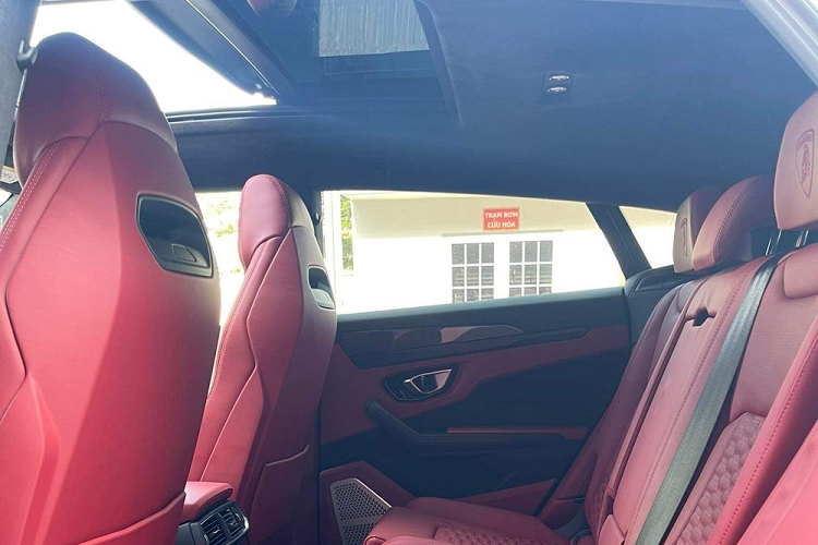 Mở cửa bước vào trong khoang lái, nội thất siêu SUV Lamborghini Urus mới được mang về dải đất hình chữ S có màu đỏ sẫm cùng hàng loạt chi tiết ốp carbon. Xe thuộc bản cấu hình 5 chỗ ngồi nên hàng ghế sau không có nhiều trang bị như bản 4 chỗ.