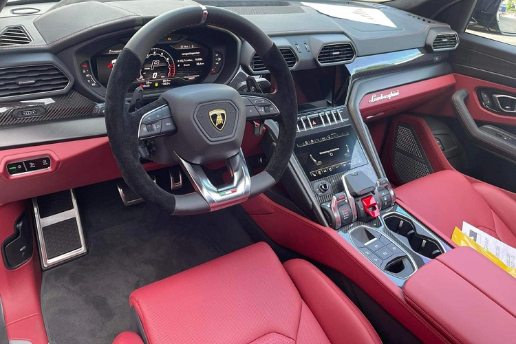 Sức mạnh trên của Lamborghini Urus sẽ kết hợp cùng hộp số tự động 8 cấp và hệ dẫn động 4 bánh, nhờ đó, chiếc siêu SUV này có thể tăng tốc từ vị trí xuất phát lên 100 km/h chỉ trong thời gian 3,6 giây trước khi đạt vận tốc tối đa 305 km/h.