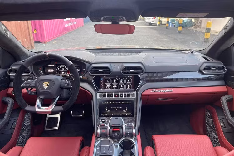 Được biết, trong số hơn 15 chiếc xe siêu SUV Lamborghini Urus mới về Việt Nam, chỉ có khoảng 3 chiếc mang màu sơn đen nguyên bản. Trong đó, chiếc Lamborghini Urus mới lộ ảnh khui công có thêm bộ mâm 5 chấu kép sơn 2 tông màu tương phản là đen-bạc cùng kẹp phanh màu đỏ.