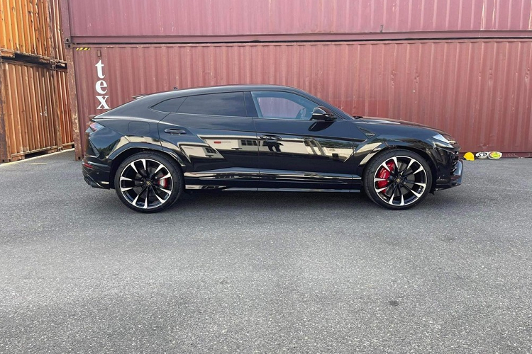 Dòng xe siêu SUV Lamborghini Urus đã nhận được sự quan tâm rất lớn của giới đại gia Việt trong 3 năm trở lại đây nhưng thực sự bùng nổ nhất là khi đại lý chính hãng đưa ra mức giá xe Lamborghini Urus chỉ từ 13,1 tỷ đồng đã khiến không ít đại gia trong nước sốc mà còn có các công ty nhập khẩu tư nhân cũng mệt mỏi vì mức giá siêu rẻ này.