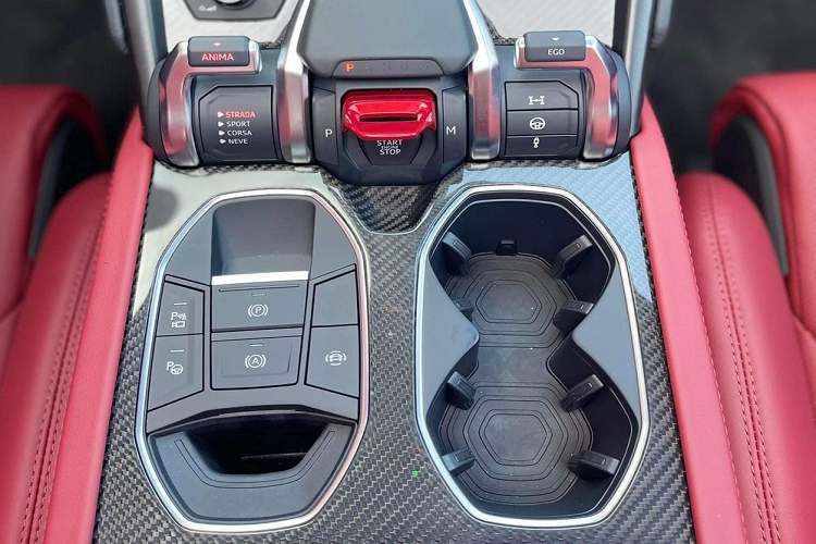 Nếu như các dòng siêu xe khác của Lamborghini chỉ có 3 tùy chọn lái như Strada, Sport và Corsa, thì Urus còn tích hợp thêm 3 chế độ lái siêu việt khác như Sabbia, Terra và Neve. Mức giá xe Lamborghini Urus nhập khẩu tư nhân dự đoán khoảng hơn 20 tỷ đồng.