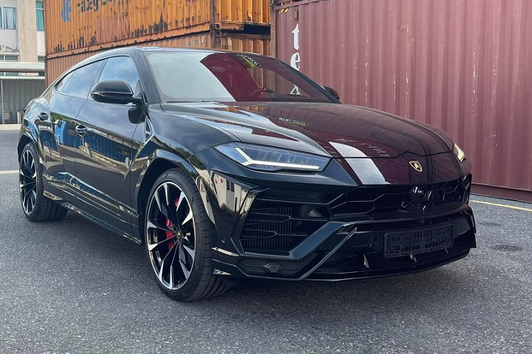 Tuy nhiên, việc khách hàng Việt có mua được xe Lamborghini Urus chính hãng với mức giá siêu tốt trên hay không lại là 1 vấn đề lớn và thời gian bao lâu để chờ nhận bàn giao xe cũng là dấu hỏi lớn. Trong số này, nhiều người vẫn chọn giải pháp mua xe Lamborghini Urus nhập khẩu tư nhân và mới đây nhất, một công ty nhập khẩu tư nhân Hà Nội đã chia sẻ hình ảnh khui công xe Lamborghini Urus.