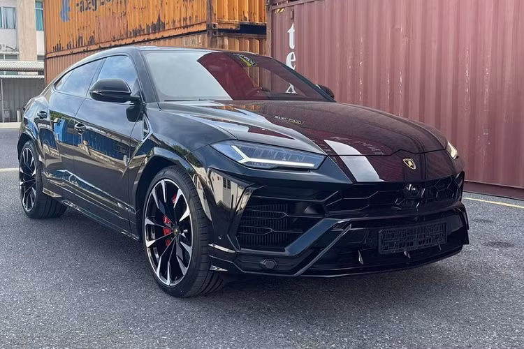 Tuy nhiên, việc khách hàng Việt có mua được xe Lamborghini Urus chính hãng với mức giá siêu tốt trên hay không lại là 1 vấn đề lớn và thời gian bao lâu để chờ nhận bàn giao xe cũng là dấu hỏi lớn. Trong số này, nhiều người vẫn chọn giải pháp mua xe Lamborghini Urus nhập khẩu tư nhân và mới đây nhất, một công ty nhập khẩu tư nhân Hà Nội đã chia sẻ hình ảnh khui công xe Lamborghini Urus.