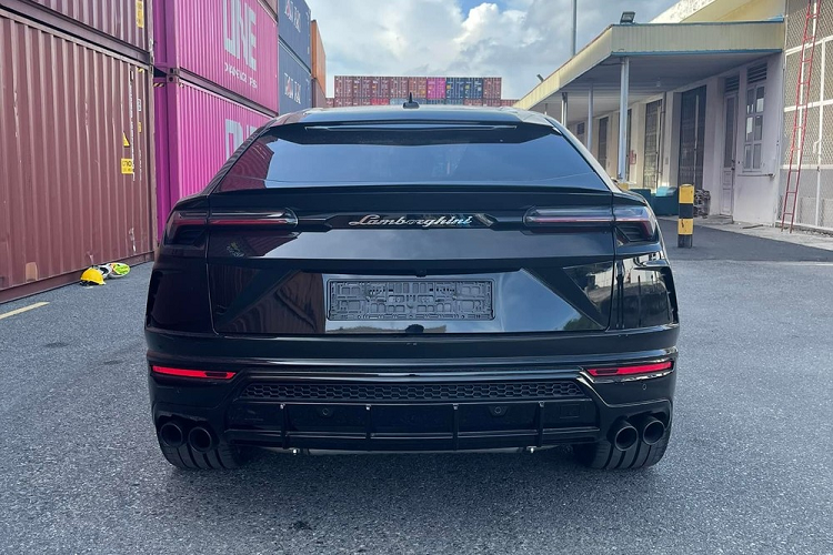 Chiếc siêu SUV Lamborghini Urus mới được khui công vào chiều nay, ngày 11/5/2022 tại cảng Tân Cảng - Cái Mép, tỉnh Bà Rịa - Vũng Tàu được nhập khẩu không chính hãng. Xe có khá nhiều đồ chơi đi kèm và ngoại thất được sơn màu đen đối lập với tông màu đỏ đậm bên trong khoang lái của xe.