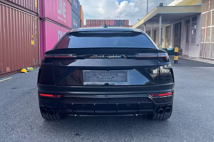 Chiếc siêu SUV Lamborghini Urus mới được khui công vào chiều nay, ngày 11/5/2022 tại cảng Tân Cảng - Cái Mép, tỉnh Bà Rịa - Vũng Tàu được nhập khẩu không chính hãng. Xe có khá nhiều đồ chơi đi kèm và ngoại thất được sơn màu đen đối lập với tông màu đỏ đậm bên trong khoang lái của xe.