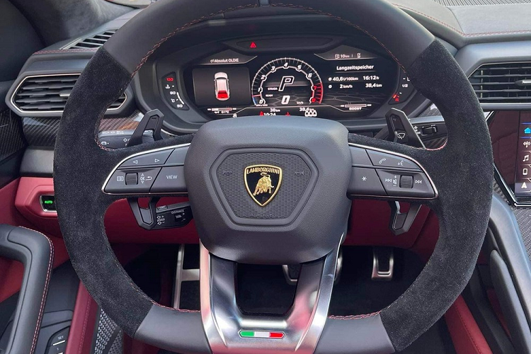 Nằm trong gia đình bò tót nên Lamborghini Urus cũng có sức mạnh đáng kinh ngạc, từng dẫn đầu trong phân khúc SUV. Mẫu xe này được trang bị khối động cơ V8, tăng áp kép, dung tích 4.0 lít, cho ra công suất tối đa 650 mã lực tại vòng tua máy 6.000 vòng/phút và mô-men xoắn cực đại 850 Nm tại dải vòng tua máy từ 2.250 đến 4.500 vòng/phút.