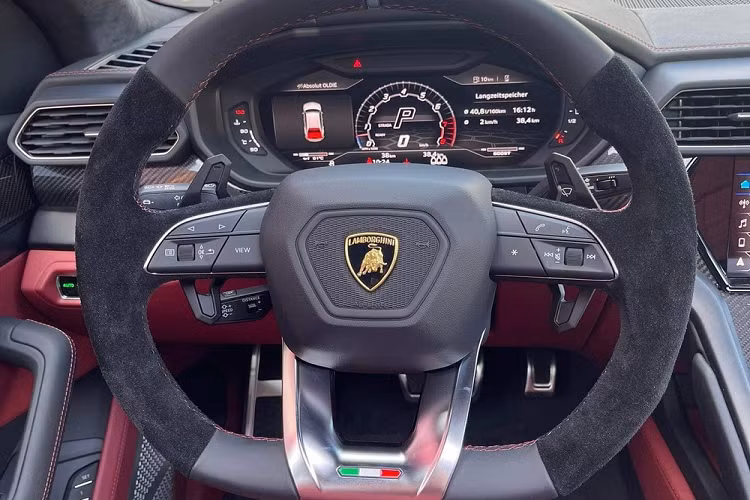 Nằm trong gia đình bò tót nên Lamborghini Urus cũng có sức mạnh đáng kinh ngạc, từng dẫn đầu trong phân khúc SUV. Mẫu xe này được trang bị khối động cơ V8, tăng áp kép, dung tích 4.0 lít, cho ra công suất tối đa 650 mã lực tại vòng tua máy 6.000 vòng/phút và mô-men xoắn cực đại 850 Nm tại dải vòng tua máy từ 2.250 đến 4.500 vòng/phút.