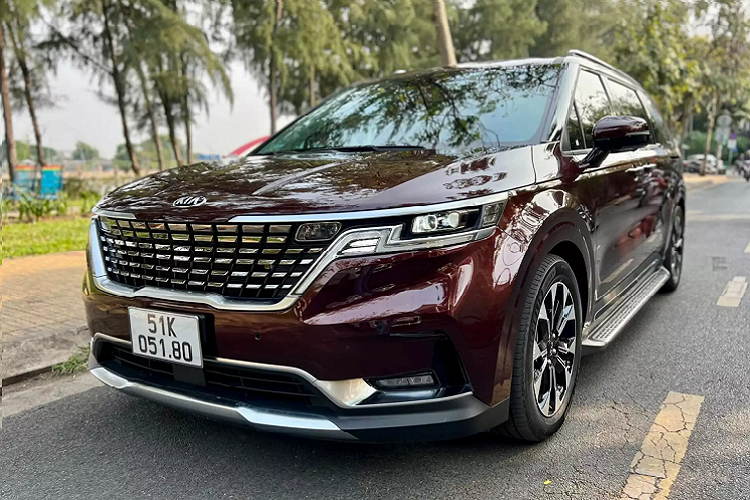 Một cửa hàng kinh doanh xe đã qua sử dụng đã chào bán mẫu xe MPV Kia Carnival này với giá hơn 1,5 tỷ đồng. Chiếc xe là phiên bản cao cấp nhất, 2.2D Signature 7 chỗ, xe đã lăn bánh được 5.000 km. Khi mua mới, chiếc xe có giá 1,469 tỷ đồng.