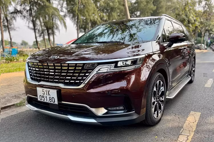 Một cửa hàng kinh doanh xe đã qua sử dụng đã chào bán mẫu xe MPV Kia Carnival này với giá hơn 1,5 tỷ đồng. Chiếc xe là phiên bản cao cấp nhất, 2.2D Signature 7 chỗ, xe đã lăn bánh được 5.000 km. Khi mua mới, chiếc xe có giá 1,469 tỷ đồng.