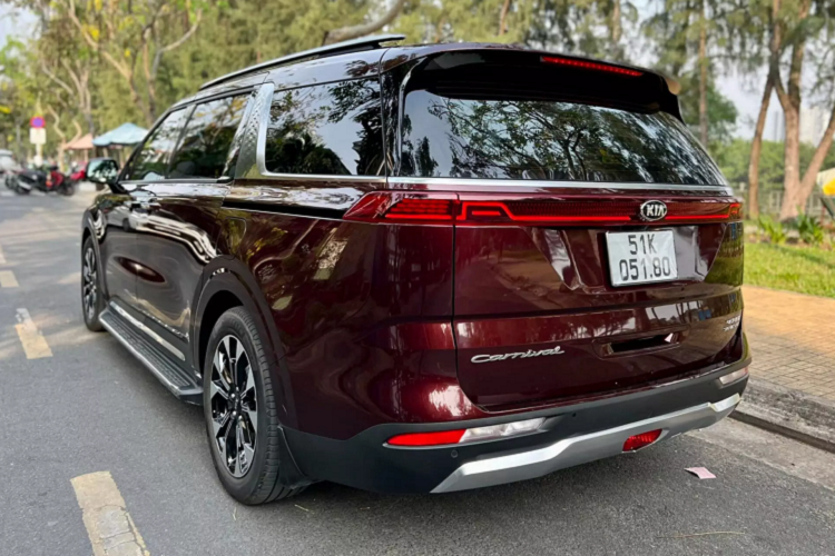 Kia Carnival bản 2.2D Signature 7 ghế sử dụng động cơ dầu dung tích 2.2L tăng áp (Smartstream D2.2 CRDi VGT) cho công suất tối đa 199 mã lực tại 3.800 vòng/phút và mô-men xoắn cực đại 440Nm tại dải vòng tua 1.750 – 2.750 vòng/phút, đi kèm hộp số tự động 8 cấp (8AT) và hệ dẫn động cầu trước (FWD).