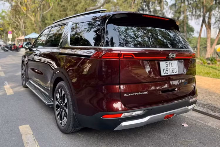 Kia Carnival bản 2.2D Signature 7 ghế sử dụng động cơ dầu dung tích 2.2L tăng áp (Smartstream D2.2 CRDi VGT) cho công suất tối đa 199 mã lực tại 3.800 vòng/phút và mô-men xoắn cực đại 440Nm tại dải vòng tua 1.750 – 2.750 vòng/phút, đi kèm hộp số tự động 8 cấp (8AT) và hệ dẫn động cầu trước (FWD).