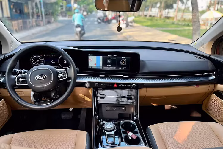 Giá xe Kia Carnival đã qua sử dụng lại cao hơn mua mới, nhưng người mua sẽ nhận xe ngay trong khi, đặt mua mới người dùng sẽ phải chờ đợi khá lâu, từ 1-2 tháng, xe lại có màu ngoại thất đỏ đun lạ mắt (hầu hết xe Carnival bán ra ở Việt Nam đều mang màu đen trắng).