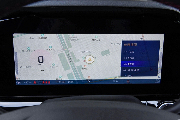 Ngoài ra, Chevrolet Seeker 2023 còn được trang bị nắp ca-pô dập gân thể thao, đường vai xe chếch lên ở cột C, kính cửa sổ nhỏ gọn và baga nóc. Phía dưới xuất hiện bộ vành hợp kim 17 inch hoặc 18 inch (tùy phiên bản) và nẹp thân xe cũng như nẹp hốc bánh bằng nhựa màu đen. Đằng sau xe, Chevrolet Seeker 2023 gây ấn tượng với kính chắn gió dốc sâu, cửa cốp thẳng đứng và cụm đèn hậu hình chữ "C" ngược.