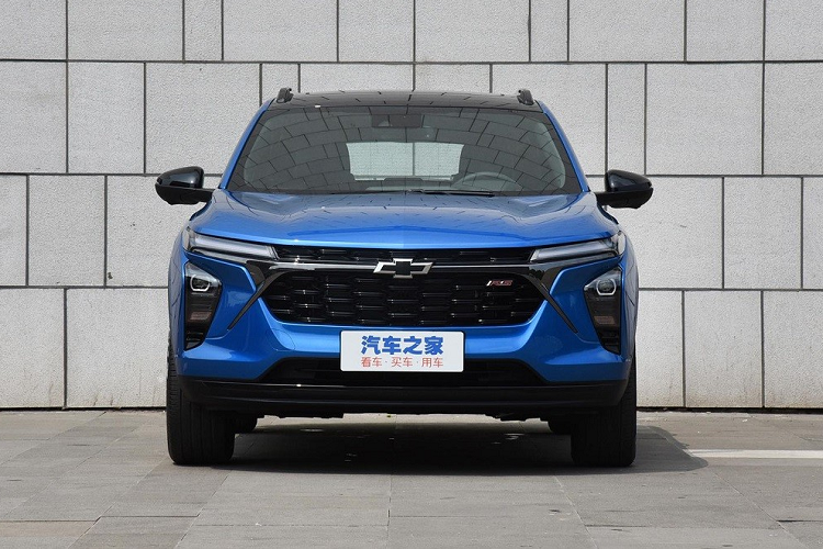 Như thông tin đã đưa, Seeker mới được định vị thấp hơn người anh em Trailblazer trong dòng sản phẩm của Chevrolet tại thị trường Trung Quốc. Mẫu SUV hạng C này sở hữu kích thước cụ thể bao gồm chiều dài 4.537 mm, chiều rộng 1.823 mm, chiều cao 1.564 mm và chiều dài cơ sở 2.700 mm.