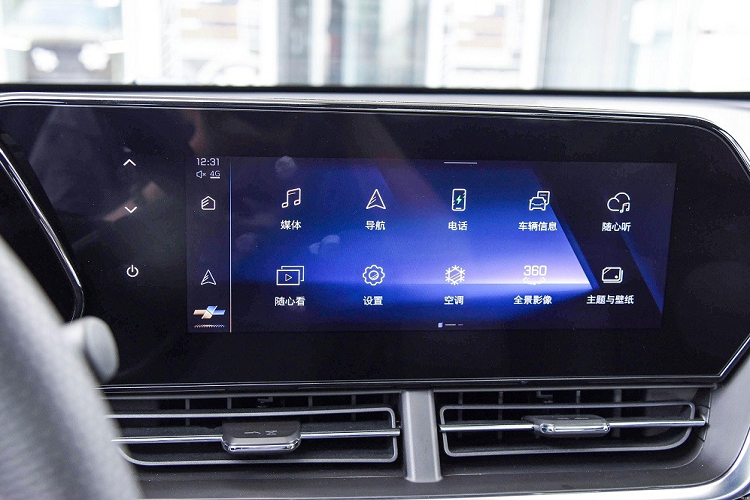 Tuy nhiên, đèn hậu của xe không nối liền với nhau như xu hướng hiện nay. Thêm vào đó là cản sau ốp nhựa màu đen và bộ khuếch tán gió giả. Ống xả của mẫu SUV hạng C này được giấu khá kỹ, tạo cảm giác gọn gàng khi nhìn từ phía sau. Ở phiên bản RS, logo trên đầu xe và phía sau đều được sơn màu đen. Ngoài ra, phiên bản thể thao này còn có logo "RS" màu đỏ trên lưới tản nhiệt và cửa cốp.