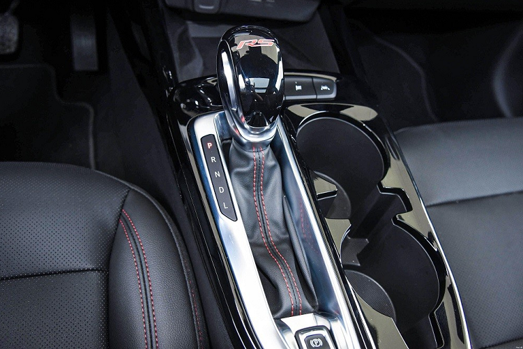 Tương tự ngoại thất, nội thất của Chevrolet Seeker 2023 cũng được thiết kế theo phong cách thể thao, nhất là phiên bản RS. Tại đây, chúng ta sẽ bắt gặp vô lăng vát đáy 3 chấu, những điểm nhấn màu đỏ trên mặt táp-lô, tappi cửa, ghế và trong cửa gió điều hòa. Trước mặt người lái là bảng đồng hồ kỹ thuật số, nối liền với màn hình cảm ứng trung tâm, cả hai cùng có kích cỡ 10,25 inch.