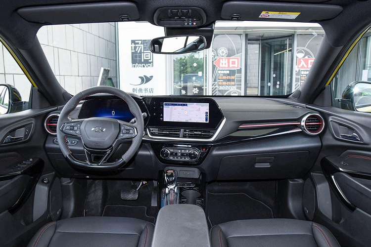 Điểm nhấn của Chevrolet Seeker 2023 không nằm ở kích thước mà ở thiết kế ngoại thất trẻ trung. Được áp dụng ý tưởng thiết kế Vitality Aesthetics, xe đi kèm lưới tản nhiệt chia thành 2 tầng bằng nẹp mạ crôm hình chữ "X", nối liền với logo của hãng Chevrolet. Bên cạnh lưới tản nhiệt rộng, mẫu SUV hạng C này còn có hệ thống đèn 2 tầng hợp xu hướng với dải đèn LED định vị ban ngày thanh mảnh ở phía trên, sát nắp ca-pô trong khi đèn pha nằm dọc bên dưới.