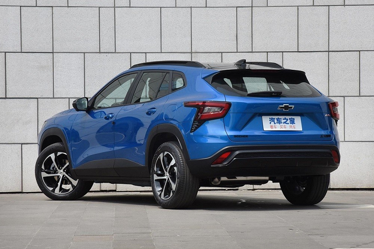 Không để người dùng thất vọng, Chevrolet Seeker 2023 có trang bị an toàn khá đầy đủ với 2 túi khí trước, túi khí bên và túi khí rèm tiêu chuẩn. Bên cạnh đó là hệ thống kiểm soát phanh khi ôm cua, cân bằng điện tử, hỗ trợ phanh khẩn cấp, hệ thống ngăn lật chủ động, hệ thống kiểm soát hành trình thích ứng, hỗ trợ giữ làn đường, hỗ trợ đèn pha thích ứng, hỗ trợ chuyển làn đường, cảnh báo điểm mù, cảnh báo phương tiện cắt ngang khi lùi, cảnh báo va chạm phía trước, camera 360 độ và phanh giảm thiểu va chạm.