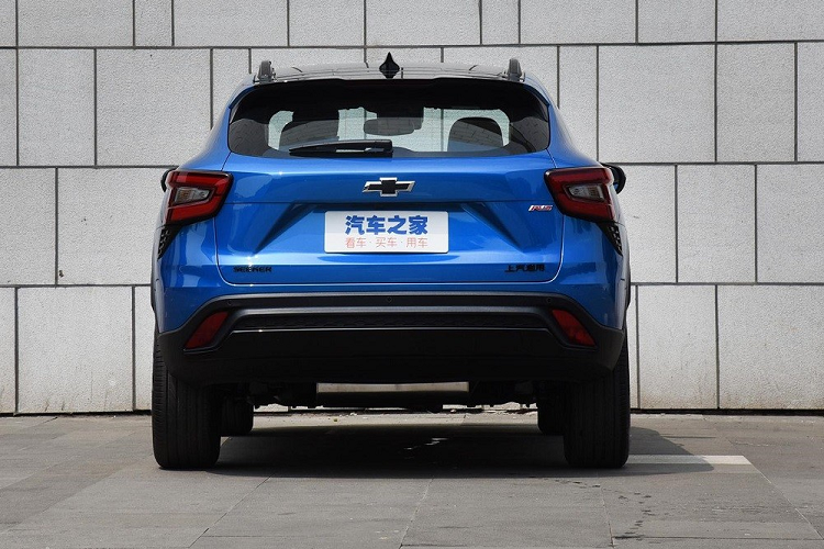 Màn hình trung tâm được thiết kế nghiêng 9 độ về phía người lái đồng thời hỗ trợ các dịch vụ kết nối OnStar, Apple CarPlay không dây, cập nhật phần mềm qua WiFi, tính năng ra lệnh bằng giọng nói, hệ thống định vị Baidu và điều khiển các thiết bị gia dụng thông minh từ xa. Những trang bị tiện nghi khác của xe bao gồm ghế trước sưởi ấm, làm mát, sạc điện thoại thông minh không dây và cửa cốp chỉnh điện rảnh tay.