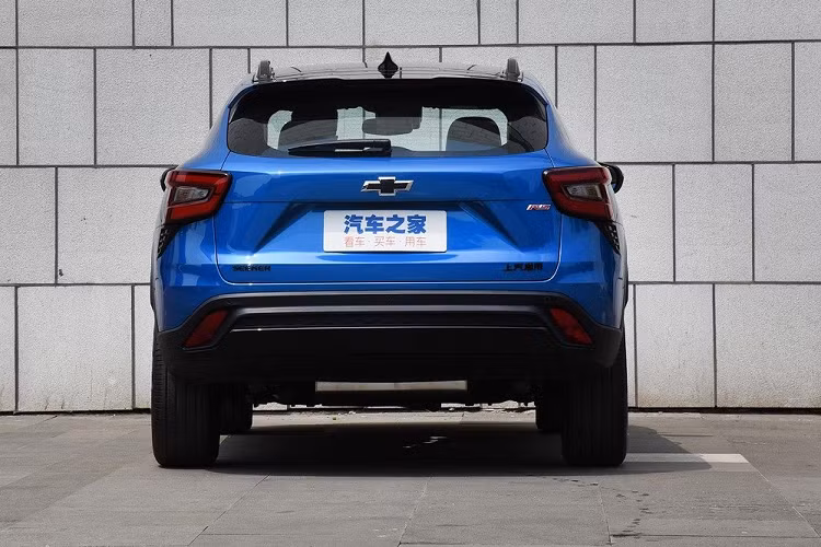 Màn hình trung tâm được thiết kế nghiêng 9 độ về phía người lái đồng thời hỗ trợ các dịch vụ kết nối OnStar, Apple CarPlay không dây, cập nhật phần mềm qua WiFi, tính năng ra lệnh bằng giọng nói, hệ thống định vị Baidu và điều khiển các thiết bị gia dụng thông minh từ xa. Những trang bị tiện nghi khác của xe bao gồm ghế trước sưởi ấm, làm mát, sạc điện thoại thông minh không dây và cửa cốp chỉnh điện rảnh tay.