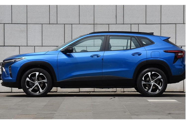 Theo đó, ở thị trường Trung Quốc, giá xe Chevrolet Seeker 2023 khởi điểm từ 139.900 Nhân dân tệ (khoảng 489 triệu đồng). Như vậy, so với đối thủ Honda CR-V (169.800 Nhân dân tệ, tương đương 594 triệu đồng) và Hyundai Tucson (161.800 Nhân dân tệ hay 566 triệu đồng), mẫu SUV hạng C này rẻ hơn đáng kể.