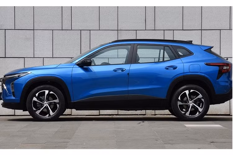 Theo đó, ở thị trường Trung Quốc, giá xe Chevrolet Seeker 2023 khởi điểm từ 139.900 Nhân dân tệ (khoảng 489 triệu đồng). Như vậy, so với đối thủ Honda CR-V (169.800 Nhân dân tệ, tương đương 594 triệu đồng) và Hyundai Tucson (161.800 Nhân dân tệ hay 566 triệu đồng), mẫu SUV hạng C này rẻ hơn đáng kể.