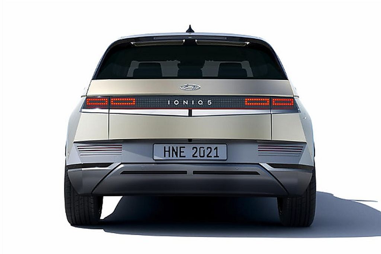 Ngoài ra, chiếc SUV Hyundai Ioniq 5 thuần điện của thương hiệu Hàn còn giành giải Xe của năm 2022 của Đức, Xe của năm 2022 tại Vương quốc Anh, 10 Động cơ &amp; Hệ thống đẩy tốt nhất của Wards năm 2022 cũng như Xe điện của năm 2022 của Car &amp; Driver.