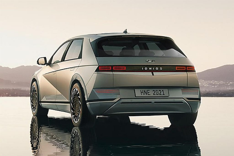 “Kể từ khi được bán tại Nhật Bản vào đầu năm nay, Ioniq 5 đã nhận được phản hồi tích cực từ người tiêu dùng, những người đã ca ngợi thiết kế, kỹ thuật và phạm vi vận hành tuyệt vời của Ioniq 5,” Won Sang Cho - Giám đốc điều hành của Hyundai Mobility Nhật Bản cho biết. “Chúng tôi sẽ tiếp tục cố gắng đóng góp vào tương lai của phương tiện di chuyển bằng sự chân thành và khiêm tốn cho thị trường Nhật Bản.”