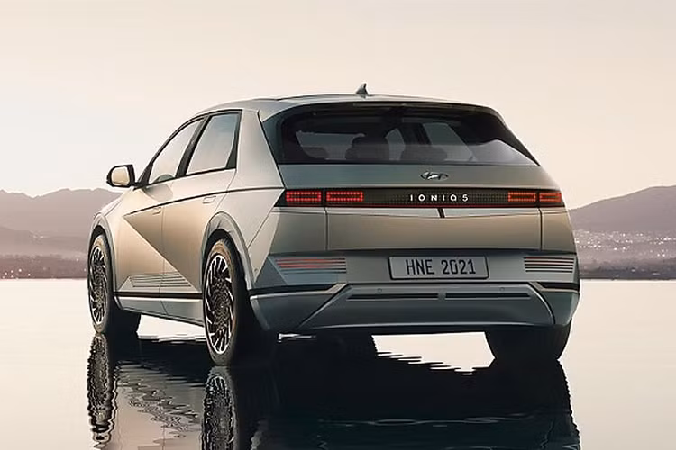 “Kể từ khi được bán tại Nhật Bản vào đầu năm nay, Ioniq 5 đã nhận được phản hồi tích cực từ người tiêu dùng, những người đã ca ngợi thiết kế, kỹ thuật và phạm vi vận hành tuyệt vời của Ioniq 5,” Won Sang Cho - Giám đốc điều hành của Hyundai Mobility Nhật Bản cho biết. “Chúng tôi sẽ tiếp tục cố gắng đóng góp vào tương lai của phương tiện di chuyển bằng sự chân thành và khiêm tốn cho thị trường Nhật Bản.”