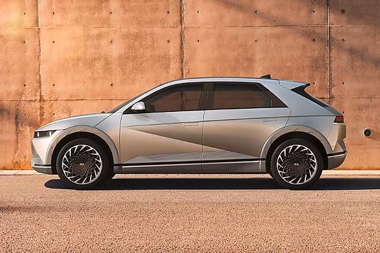 Hội đồng JCOTY cho biết, ban giám khảo đã đánh giá cao mẫu SUV điện Hyundai Ioniq 5 về sự sáng tạo trong thiết kế ngoại thất, nội thất, các tính năng an toàn cũng như phạm vi vận hành vượt trội.