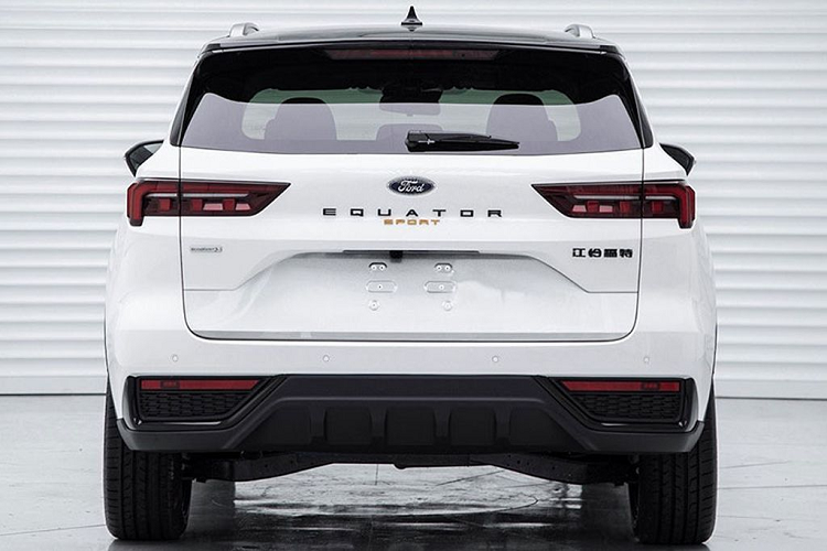 Cụ thể, một loạt các chi tiết ở ngoại thất của chiếc SUV cỡ C đã được sơn đen, mang đến cái nhìn khoẻ khoắn, thể thao hơn. Các chi tiết này gồm lưới tản nhiệt, tấm ốp gầm dưới cản trước, vành la-zăng, nẹp trên cửa, nóc xe, viền bao quanh 2 khe gió ở cản sau và tem chữ nổi "Equator" trên cửa cốp.